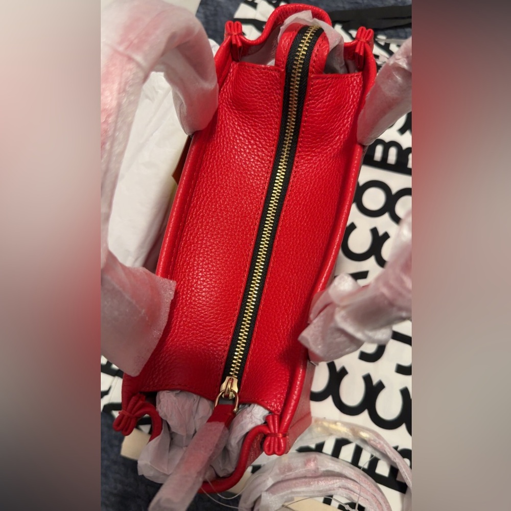 SOLD‼️ Marc Jacobs The Tote Bag 🚨🔴...$395 Retail - Picture 6 of 11